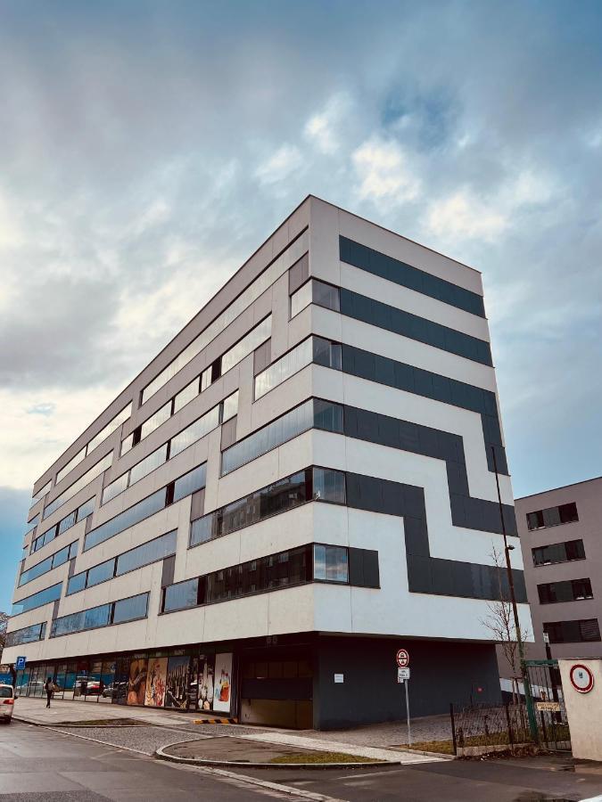 White Pearl Studio With Parking In Holesovice Прага Екстериор снимка